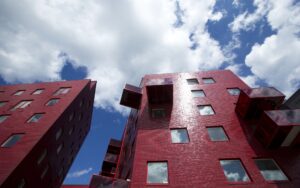 Röda lägenheter i Norra Djurgårdstaden i Stockholm, med bakgrund av molnig himmel